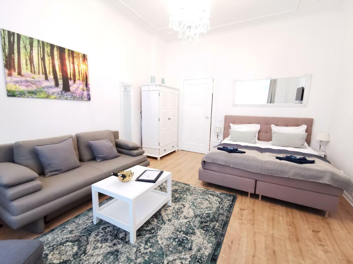 Kvh By Rockchair Apartments L Superhost Status L Boxspringbett Am Schloss Charlottenburg Welcomes You! Berlim Exterior foto
